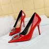6122-K61 [Personalizado] Zapatos de Tacón Alto para Mujer, Stiletto Charol Boca Baja, Punta Afilada, Hebilla de Metal con Pedrería Zapatos para Mujer