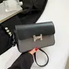 Bolsa Quadrada Pequena de Cor Contrastante com Texto para Mulheres 2025 Nova Bolsa de Axila Versátil Casual Bolsa de Ombro Estilista Portátil Bolsa Transversal