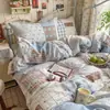 Conjunto de cuatro piezas suave y amigable con la piel, a cuadros estilo coreano con bloques de color, para el hogar, dormitorio, residencia estudiantil, adecuado para todas las estaciones, conjunto de tres piezas