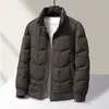 Jaqueta de Penas Masculina 2026 Outono/Inverno Padrão Nacional 90% Penas Gola Alta de Tricô Versão com Zíper Jovem Business Casaco de Penas Quente