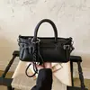 Bolsa de mão de design de nicho transfronteiriço elegante bolsa de ombro única com padrão de lichia de luxo leve bolsa transversal simples da moda para o dia a dia