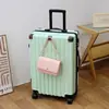 Estudiante jalando una maleta, maleta de ruedas con asa extensible, maleta de viaje con armazón de aluminio, ruedas giratorias, maleta con candado de combinación, maleta de cuero de gran capacidad, maleta de mano
