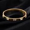 Pulsera de acero de titanio, nueva moda transfronteriza europea y americana, pulsera de mujer con diamantes de colores, de alta gama, lujo ligero, pulsera de acero inoxidable simple y versátil