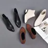 Botas de tornozelo baixas de bico fino versáteis estilo francês para o outono/inverno de 2026 para mulheres, botas Martin de couro macio com forro de lã, botas simples de couro macio para mulheres