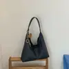 Bolsa de ombro grande capacidade, estilo novo 2026, para uso transfronteiriço, para mulheres, com design retrô em couro macio, adequada para o trajeto diário e versátil para o uso cotidiano.