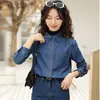 Foto Real # Camisa Jeans Vintage de Ombro Reto para Mulheres, Para Usar em Camadas, Novo Estilo Outono e Inverno 2025, Blusa Macia para Figuras Baixas, Azul.