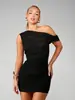 Bestseller transfronteiriço europeu e americano: vestido curto de malha patchwork de um ombro, justo ao corpo, franzido, bodycon, sexy para garotas quentes