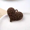 Colgante con Agujero para Colgar Estampado de Leopardo Flocado Colgante de Corazón con Lazo Accesorios para Colgar Bolsas Acrílico DIY Joyería Cadena de Teléfono Móvil