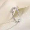 Anillo de trébol de cuatro hojas brillante, una pieza moderna y elegante con diseño de patchwork, que presenta un patrón trenzado, una estrella de cuatro puntas y una forma geométrica de rombo, perfecto para el dedo índice