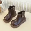 Botas para meninas 2026 outono e inverno novo estilo, botas Martin forradas com fleece, forradas com fleece, antiderrapantes, algodão grosso, estilosas, versáteis, botinhas de couro para crianças