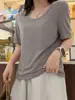 Camiseta feminina estilo Xiaohongshu, novo design verão 2026, corte solto, ombro reto, top de manga curta que afina, com decote U