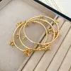 Pulsera Circular con Forma de Concha de Resina y Metal Chapado en Oro Ámbar, con un Toque de Lujo Ligero y de Alta Gama, Accesorio de Mano Simple y de Moda