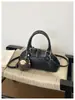 Bolso de mano de diseño nicho transfronterizo, bolsa de bolos para mujer, nuevo bolso retro elegante para el día a día, bolso de hombro y cruzado súper popular