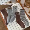 Meias femininas marrons para outono e inverno com laços, meias de cano médio doces e fofas, meias de algodão sem costura, meias largas estilo Maillard para primavera e outono