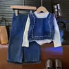 Conjunto de Roupas Infantis Femininas Nova Moda Primavera e Outono 2024: Conjunto de Três Peças com Colete Jeans Bordado, Camiseta Básica e Calça 2437Q