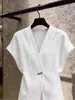 Top Feminino Branco de Manga Curta com Decote V de Luxo Leve Estilo Coreano, Novo Verão 2026 Top Slimming Texturizado que Marca a Cintura
