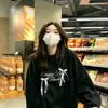 Sudadera Negra Estilo Dulce Americano Otoño/Invierno Cuello Redondo para Mujer Holgada Estampado de Lazo que Reduce la Edad Versátil Manga Larga Top de Moda