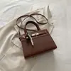 Bolsa de mão nova, elegante e fashion para o outono de 2026, simples e chique, com um design quadrado retrô, adequada como bolsa de ombro ou bolsa transversal para mulheres