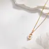 Collar de Nariz de Cerdo Versión Alta Aijia Colgante Clásico con Letra H Esmaltada Oro Rosa Moda Joyería Simple Versátil