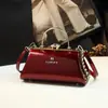 2026 Novo Modelo Bolsa Boston Almofada de Couro Genuíno Bolsa de Mão Feminina com Fecho de Clipe Bolsa de Ombro Estilosa Bolsa Transversal Fashion