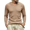 Camiseta masculina casual de outono e inverno, de cor sólida, com gola V canelada e textura de listras verticais, para uso transfronteiriço