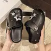 Novas Sandálias Externas da Moda com Aumento de Altura, Tamancos de Mola Populares Estilo Birkenstock de Solado Grosso para Mulheres 2026 Design de Estrela