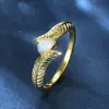Anel Dourado com Pingente de Gota d'Água e Opala Branca, Estilo Retrô Personalizado, Três Garras, Pena, Anel Feminino Versátil