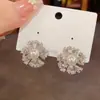 Aretes de Flor de Perla Tachonados con Diamantes Estilo Metal Súper Brillante Chapado en Oro Cobre para Mujer, Aretes Elegantes Simples y de Moda con Agujas de Plata