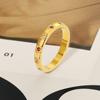 Anillo de lujo ligero con estrella de diamantes de colores de nicho para mujer, chapado en oro de 18 quilates, estilo frío, anillo de acero de titanio de moda, anillo de uso vintage apilado.