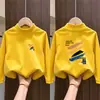 Outono/Inverno 2026 Nova Camiseta Térmica de Fleece com Gola Alta Meio-Alta de Manga Longa para Meninos Camada Base Estilosa Roupas Internas Quentes para Crianças Tamanho Médio a Grande