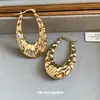 Pendientes metálicos plisados en forma de U transfronterizos europeos y americanos, vintage, sencillos, elegantes, exquisitos, de lujo ligero, pendientes de alta gama para mujer