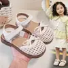 Sandálias Fechadas Fofas com Laço para Meninas 2026 Novo Estilo de Verão Sandálias Estilo Princesa para Crianças Sapatos de Praia para Meninas