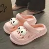 Venta al por mayor para mujer Cueva de cosas geniales Baotou Playa Hogar para mujer Sentido familiar Verano Dibujos animados Zapatillas de verano Suela gruesa Zapatos para casa