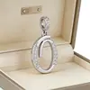 Fornecimento de Website Independente Colar com Pingente de 26 Letras, Banhado a Cobre com Ouro 18K e Cravejado com Diamantes, Estilo Europeu e Americano, Exclusivamente para Joias Transfronteiriças