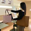 Tienda de ropa bolso de mano alta calidad no tejido empaque de compras empaque de bolsa de regalo especial al por mayor para mujer bolsa de regalo especial