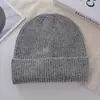 Gorro de lana cálido de punto de color liso de alta gama clásico de invierno para mujeres y hombres, sombrero versátil a prueba de frío de estilo coreano para exteriores
