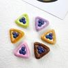 Simulación de comer y jugar: tarta de huevo de arándano triangular, accesorios de resina, crema, pegamento, funda para teléfono móvil, horquilla, cuerda, decoración de flores para zapatos.
