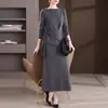 Colección de otoño e invierno 2026 transfronteriza: atuendos de mamá modernos y elegantes, con corte relajado, tallas grandes, efectos adelgazantes y un look juvenil, incluyendo un conjunto de falda versátil