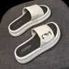 Zapatillas casuales de moda estilo Chanel para mujer, nuevo modelo verano 2026, sandalias de plataforma gruesa para exteriores, sandalias deslizantes versátiles estilo ins