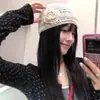 Sombrero de Punto Baotou con Flores Brillantes y Sentido Atmosférico para Mujer, Elegante, con Temperamento, Versátil, Hecho a Ganchillo, Calado, Moderno
