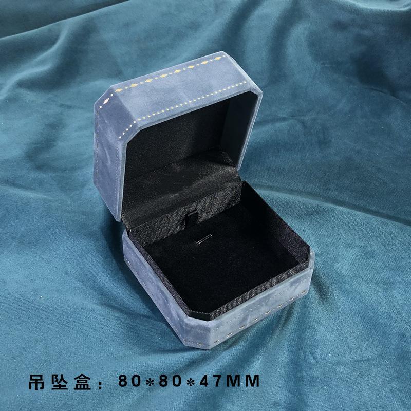 湖蓝色吊坠盒.jpg