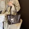 Bolsa tote retrô casual de grande capacidade para mulheres, novo modelo 2026, casual e sofisticada, adequada para trabalho e deslocamento, bolsa de ombro grande
