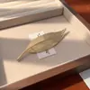 Broche Metálico Brilhante de Folha de Design Exclusivo para Mulheres, Broche de Luxo de Alta Qualidade, Alfinete Elegante, Acessório para Terno e Vestido