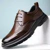 Sandalias transpirables caladas para hombre Wenzhou, nuevos modelos de verano para hombre, zapatos de punta redonda de tacón plano, zapatos de cuero casual de negocios, venta al por mayor