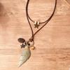 Collar con colgante de pluma retro transfronterizo europeo y americano, collar de concha de estrella de mar pentagrama de cadena larga de lana metálica de hoja