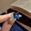 Anillo Real Azul Minimalista Elegante y de Moda con Forma de T y Diamantes Versátil Diamante de Alto Carbono Corindón Rojo Rectangular Espinela Azul Anillo de Diamantes para Mujer