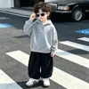 2370 Conjunto de Duas Peças da Moda Coreana, Lindo e Descolado, Outono 2026, Novo para Meninos: Moletom e Calça de Moletom para Primavera e Outono