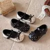 Sapatos de princesa com bolinhas e laço estiloso para meninas, coleção outono/inverno 2026, sapatos pequenos de couro para crianças, sapatos Mary Jane da moda para meninas pequenas