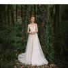 Vestido de novia ligero, blanco, sencillo, estilo Mori, para uso diario, con corte en el césped, cola larga y aspecto entallado.