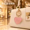 Llavero creativo de corazón con incrustaciones de diamantes, colgante de bolso moderno de arcilla con incrustaciones de diamantes de lujo ligero estilo Ins, decoración de coche con incrustaciones de diamantes